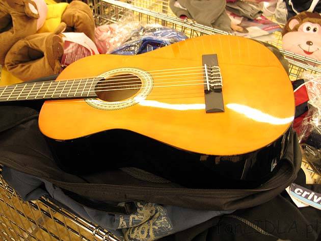 Pokrowiec do gitary jest z materiału jak plecak - nie jest zbyt ładny, ale gitara ...