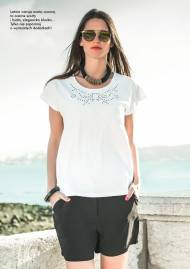 T-shirt z modnym zdobieniem przy dekolcie, klasyczne szorty damskie