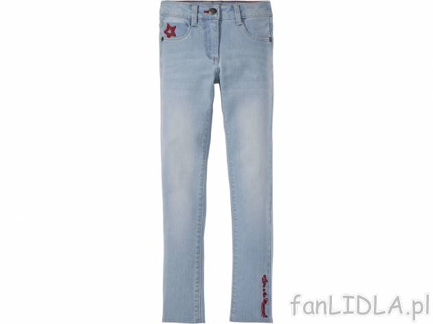 Jeansy dziewczęce o prostym kroju, cena 29,99 PLN. Spodnie z wyszywaną czerwoną aplikacją na ...
