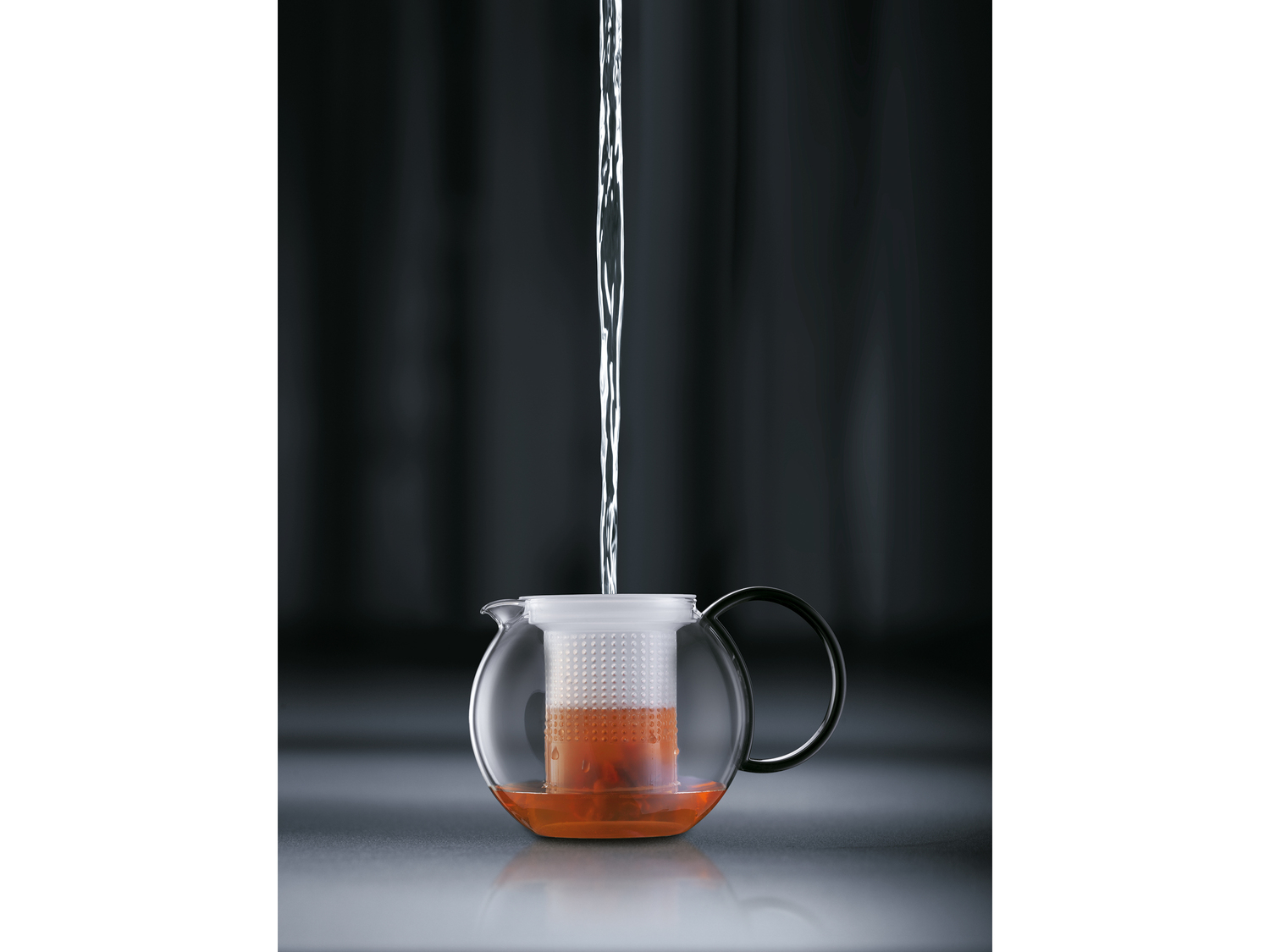 Dzbanek z zaparzaczem do herbaty Bodum, cena 39,99 PLN  
-  szkło borokrzemowe
Opis