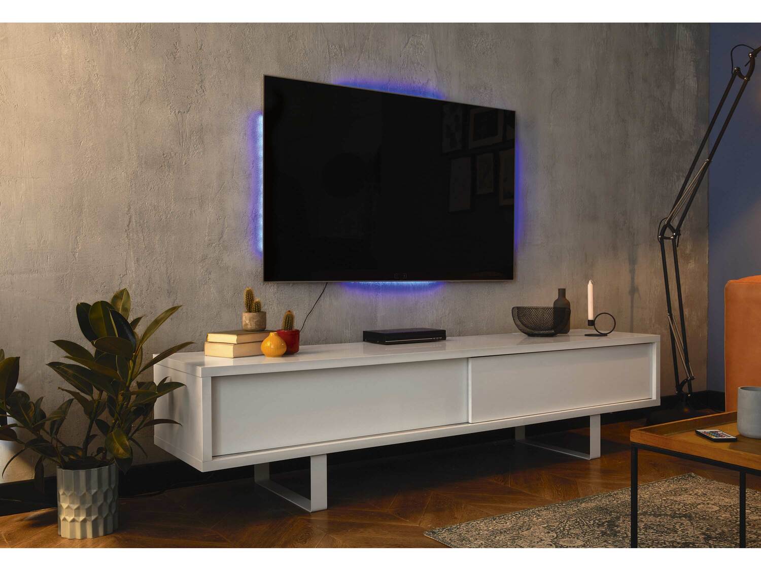 Oświetlenie LED panelu telewizora Livarno, cena 34,99 PLN 
- 4 samoprzylepne taśmy ...