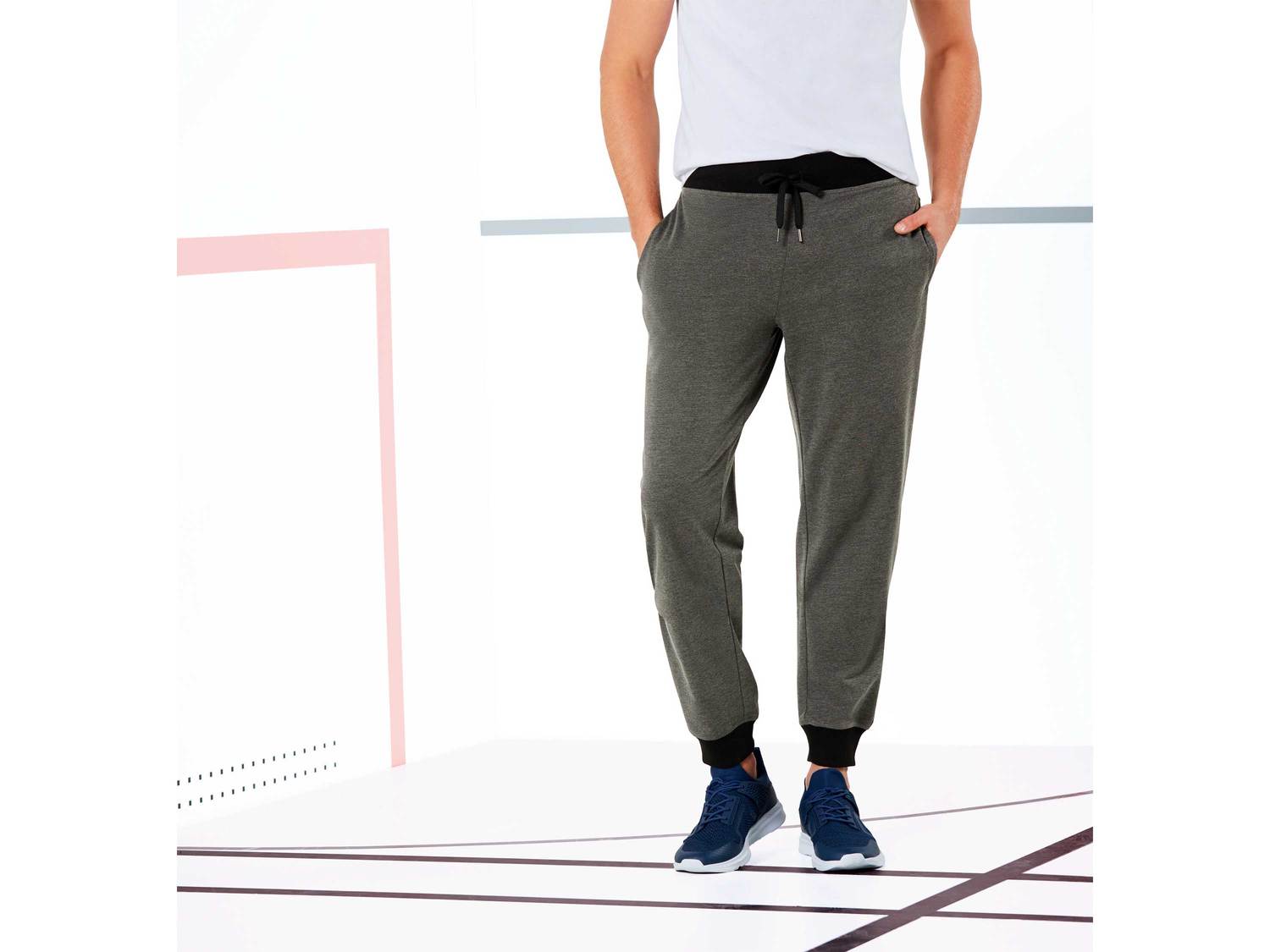 Spodnie dresowe Crivit, cena 27,00 PLN 
- rozmiary: M-XL
- elastyczny pas ze sznurkiem
- ...