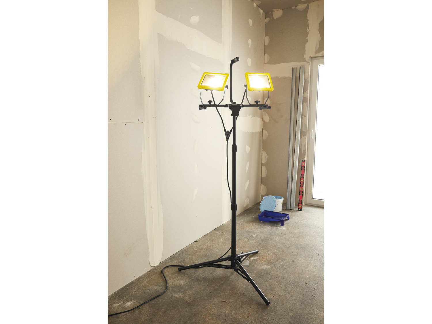 Lampa robocza LED 2 x 30 W Powerfix, cena 199,00 PLN 
- wysokość statywu z lampą: ...