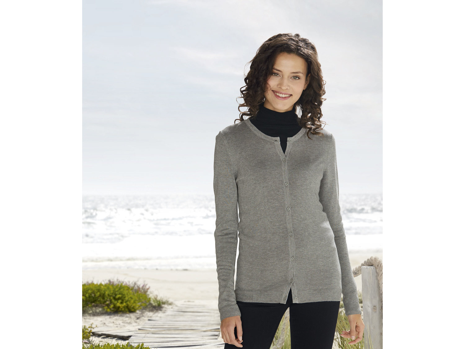 Sweter z wiskozą Esmara, cena 29,99 PLN 
- przyjemnie miękki dzięki wiskozie
- ...