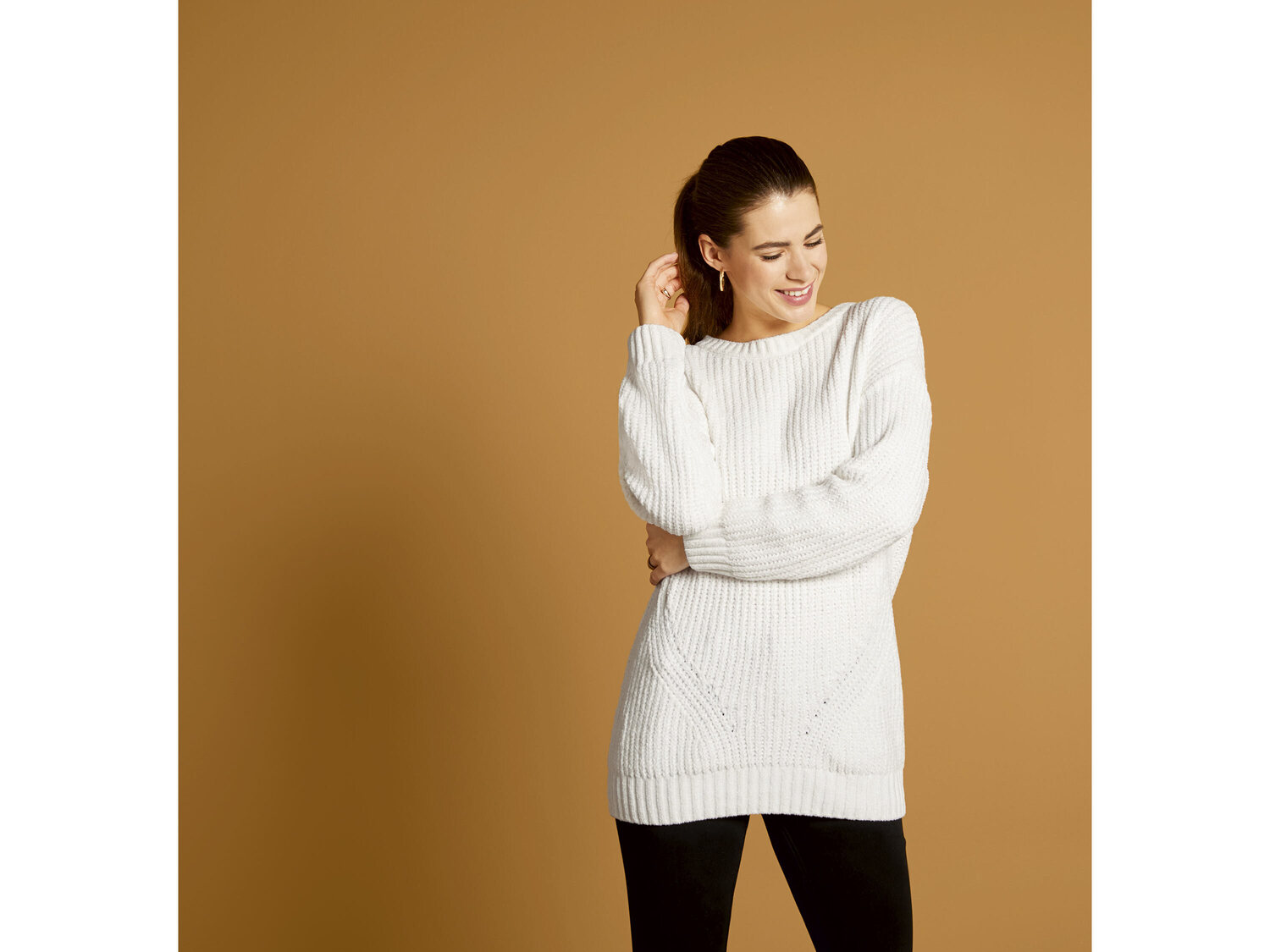 Sweter z szenili Esmara, cena 39,99 PLN 
- rozmiary: S-L
- modny, gruby splot
- ...