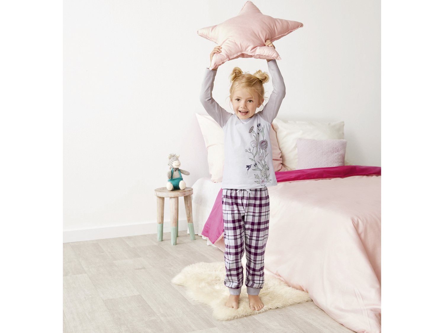 Piżama dziecięca Lupilu, cena 19,99 PLN 
- rozmiary: 86-116
- spodnie z ciepłej ...