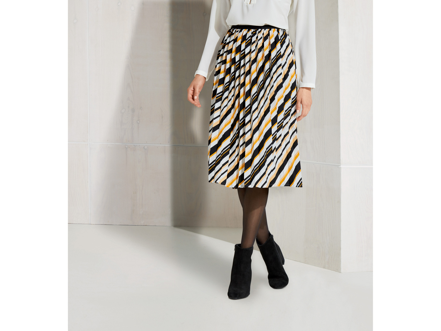 Spódnica damska Esmara, cena 39,99 PLN 
- rozmiary: 36-40
- modne wzory
Dostępne ...
