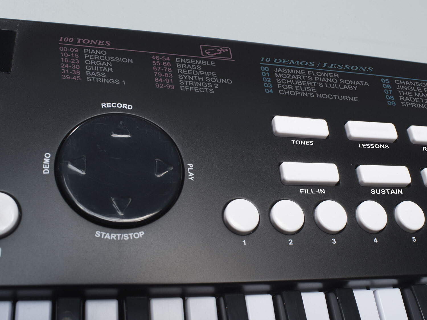 Keyboard Sheffield, cena 89,90 PLN 
2 kolory 
- efekty: sustain (dźwięk) i vibrato
- ...